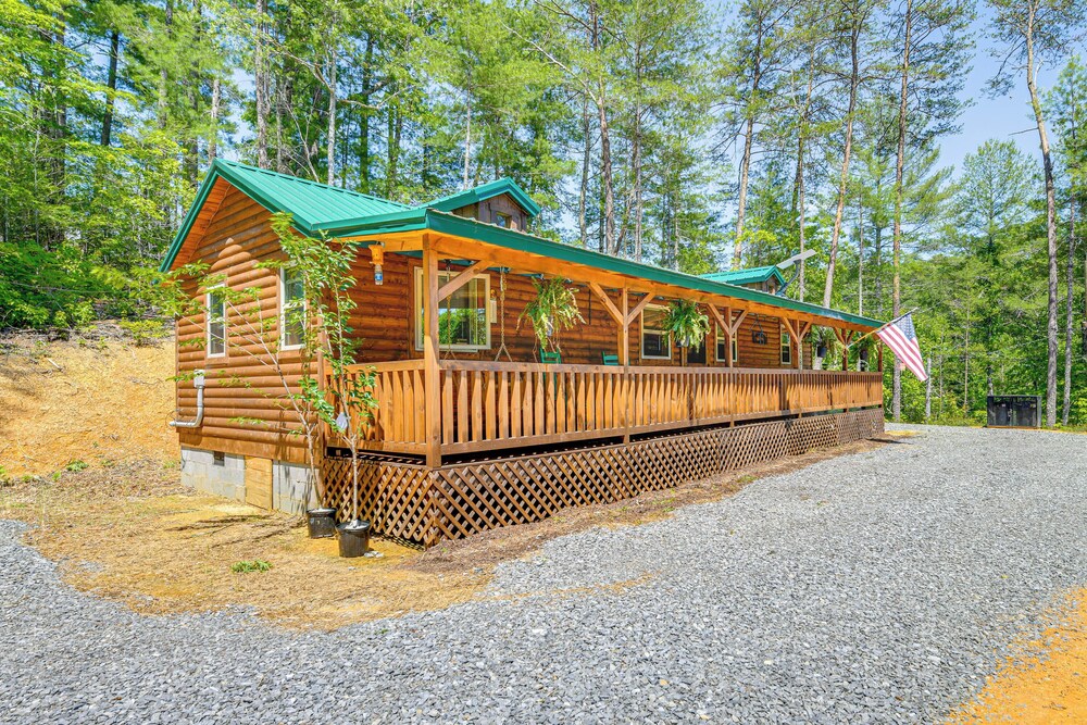11 Mi to Smoky Mtns: Dog-friendly Sevierville Home
