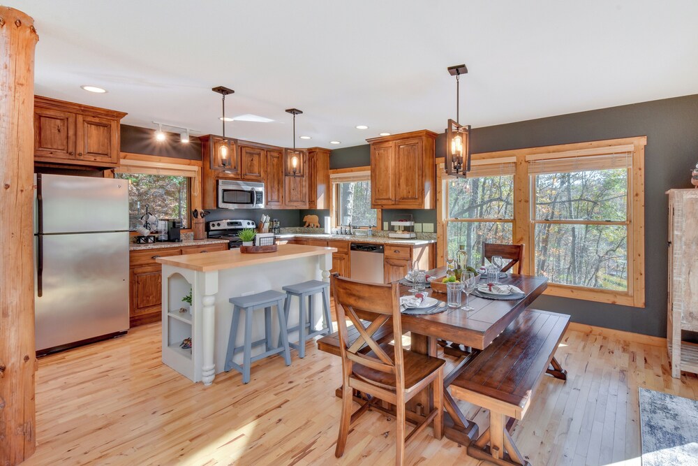 Fish, Hike & Swim: Lake Burton Retreat w/ Hot Tub!