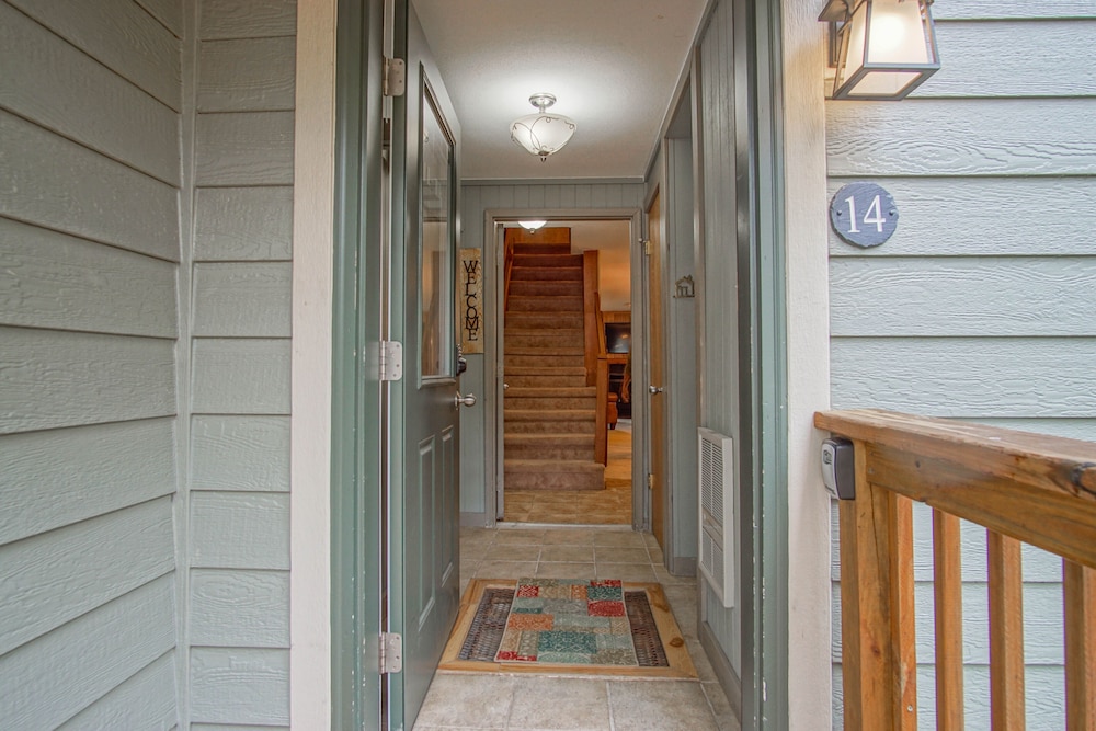 Powderidge #14: 2 Bedrooms, 2.5 Bath: Slope Side, Wood Fireplace