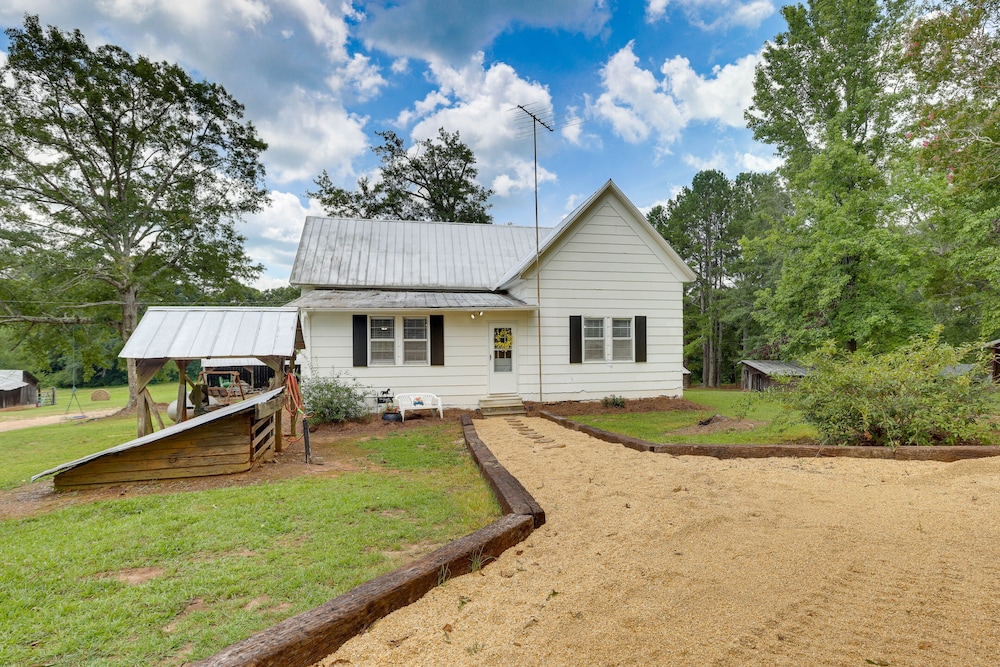 2 Mi to Lake: Lineville Farmhouse w/ Fire Pit view 2