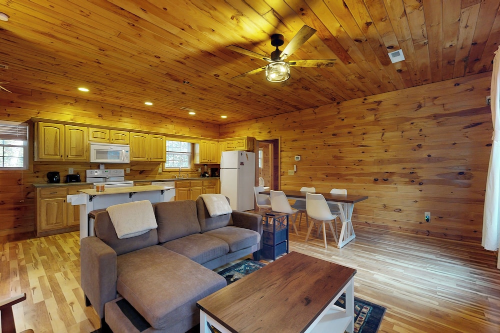 2BR House w/ A/C & Games, Close to Lake