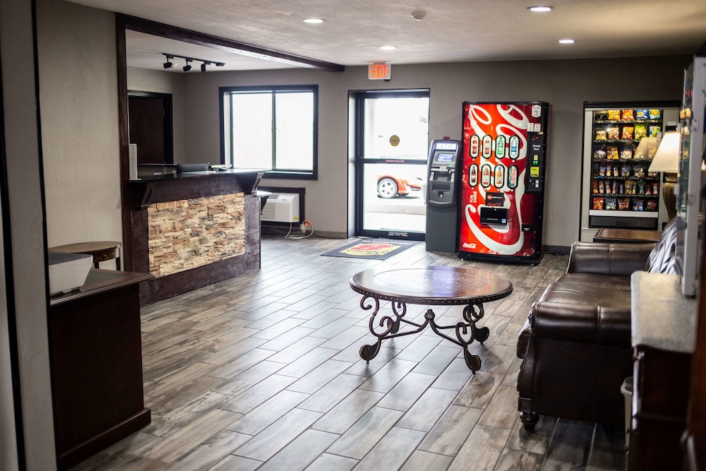 Super 8 by Wyndham Poplar Bluff Missouri view 3