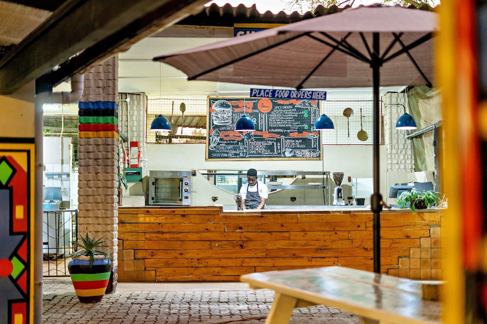 Shoestrings Backpackers & Bar