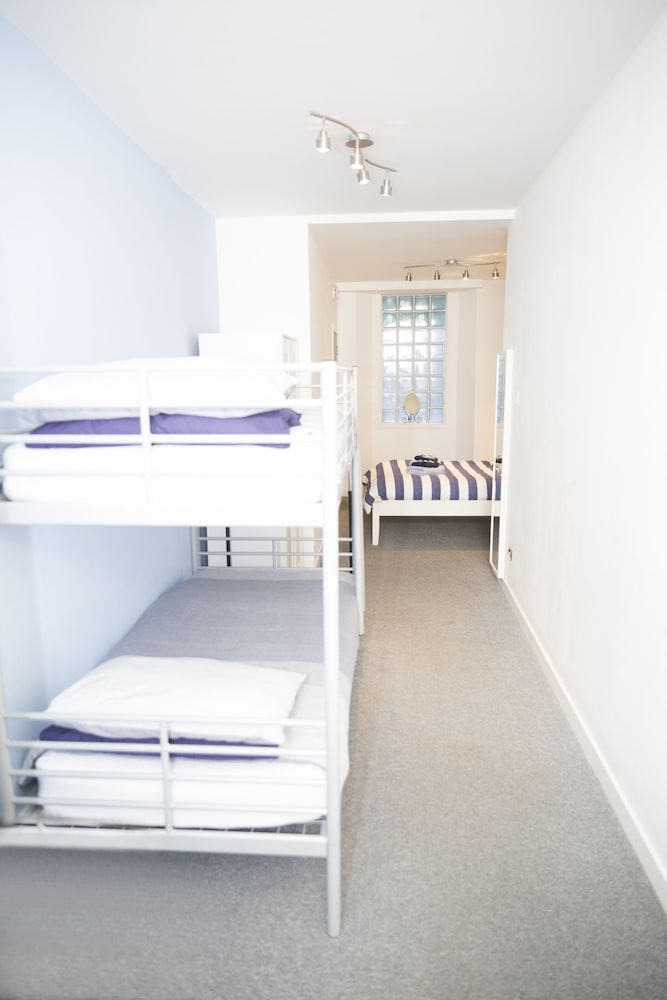 3- Bed - Sleeps 6 - Dogs Welcome & Free Parking view 2