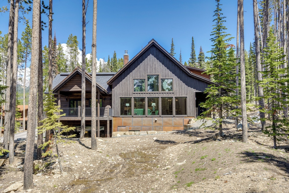 2 Mi to Big Sky Resort: Luxe Mtn-view Retreat!