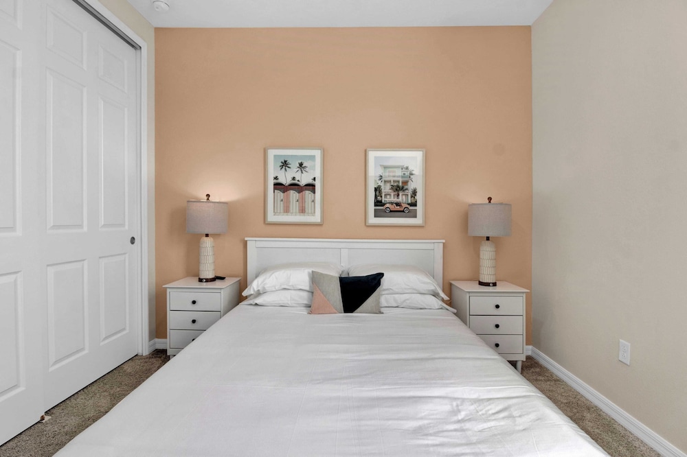 Sleeps 20! 9bdr, Star Wars-themed Game Room, Pool, Hot Tub Nassau by Avantstay