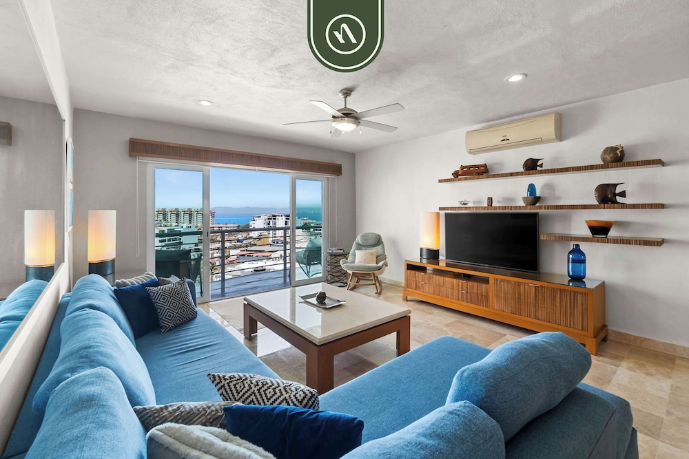 Stunning 2 BR Condo - Oceanview Terrace - Downtown