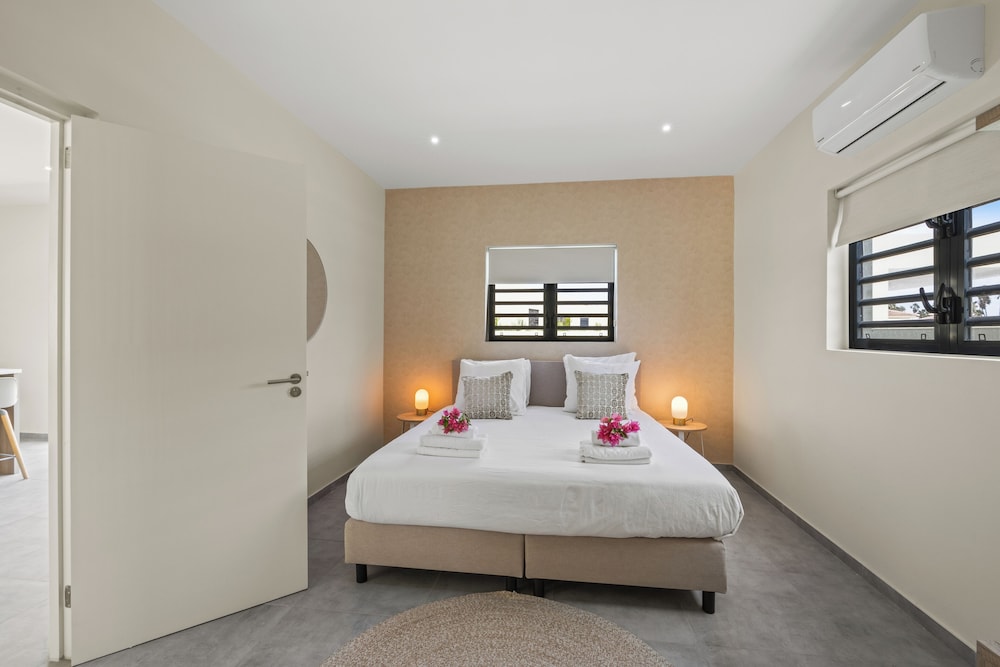 Infinity Blue villa with private pool at Mambo Beach