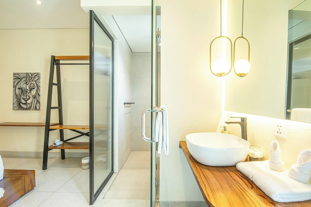Chic 4-br Villa in Central Seminyak, Beach 5 Mins