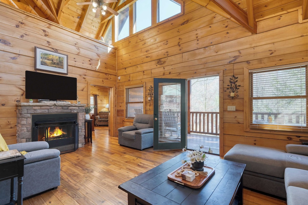 Hottub, Game Room, Forest Views, Near Gatlinburg Four Bears Lodge by Avantstay