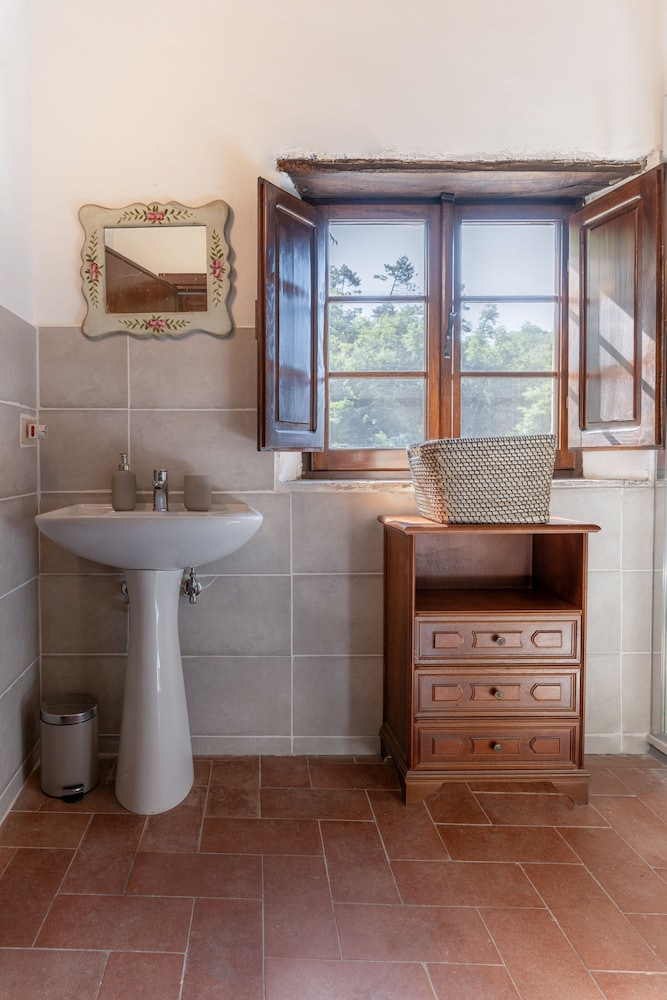 Casale Rustico con Piscina Privata e Ampio Parco