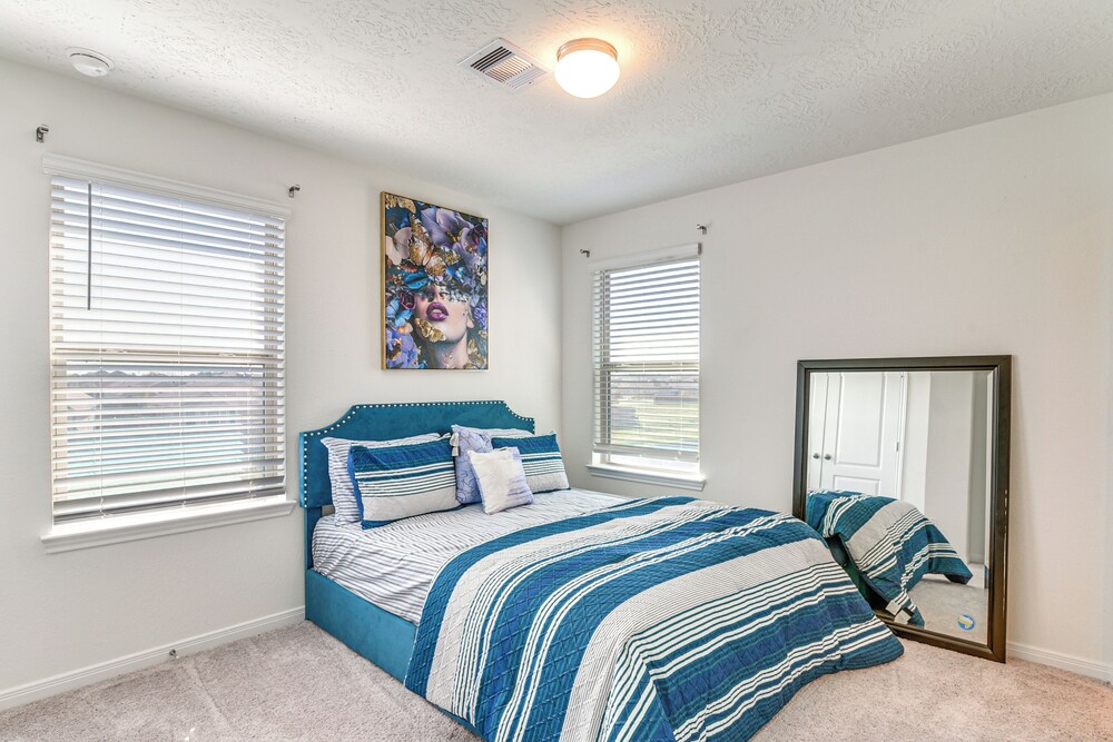 11 Mi to Beach: La Marque Home w/ Patio!