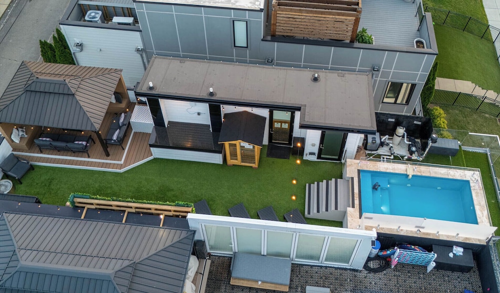 Skyline Views - Rooftop Pool
