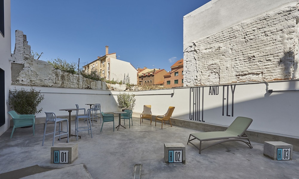 HostelFly Madrid Airport view 3