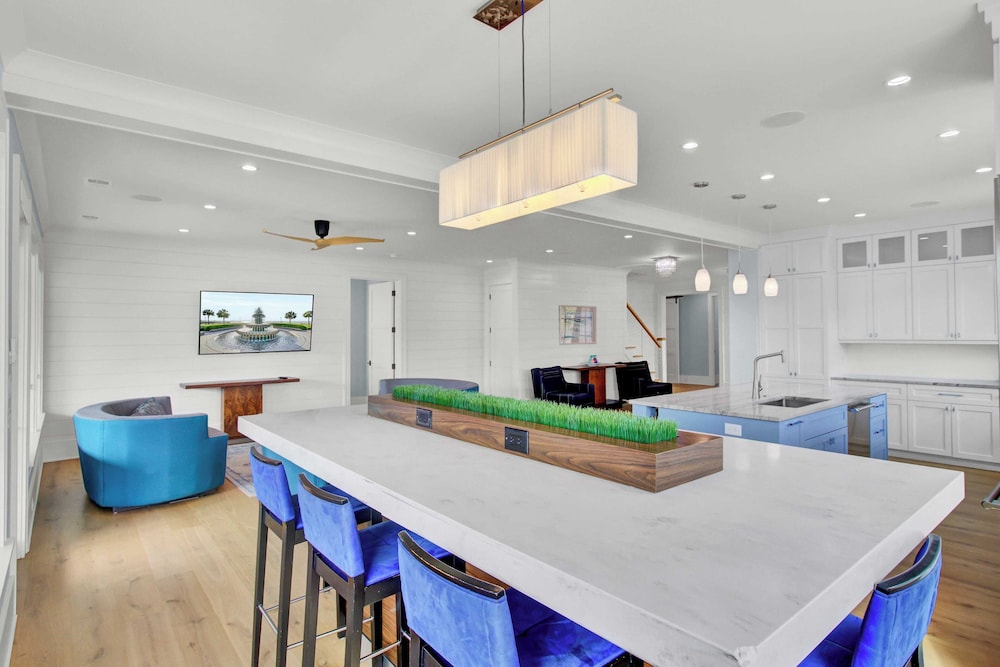 7 Beachwood East by Avantstay Steps to the Beach Ocean Views, Hot Tub, 7bdr