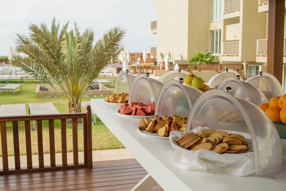 Hotel Oasis Salinas Sea