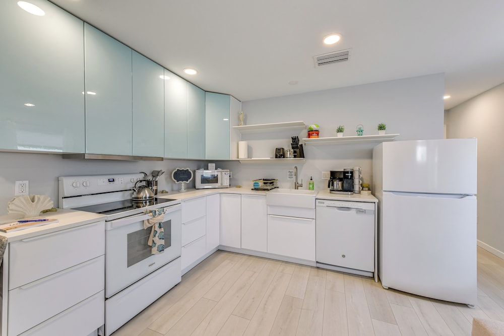 6 Mi to Dtwn: Sarasota Apt w/ Patio & Fire Pit