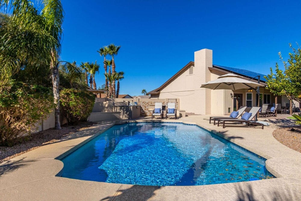 Modern Family Retreat - Pool Spa Firepit Putt Grn