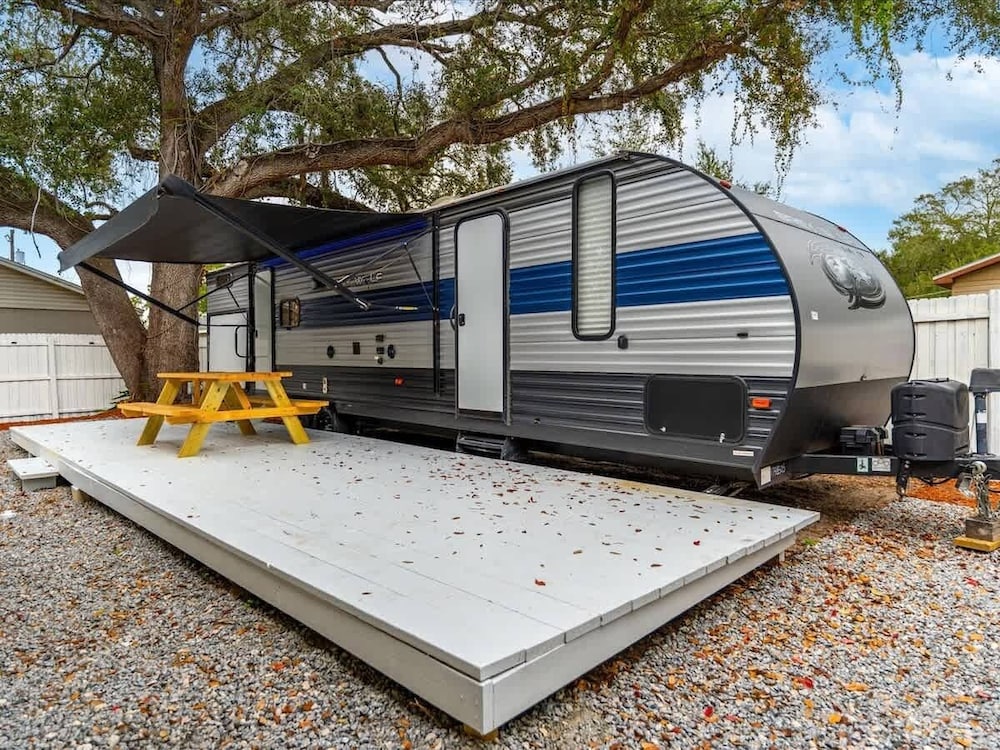 RV in Tampa Great Location Cost pet Friendly