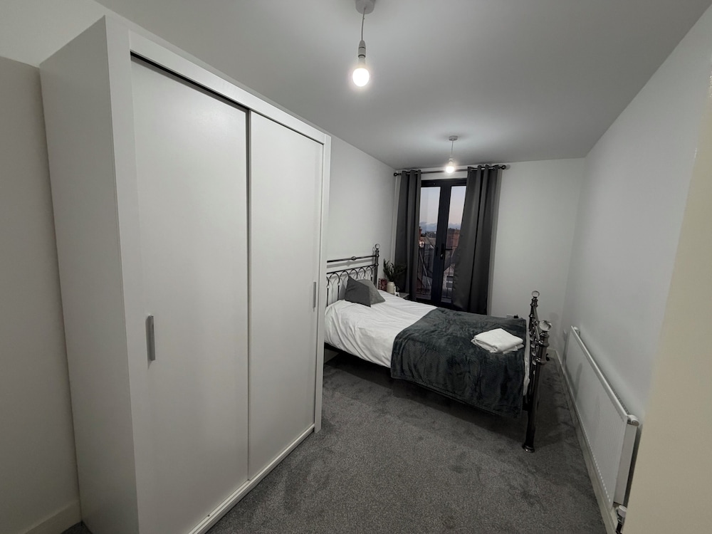 2 Bedroom Luxury Apartment With Balcony