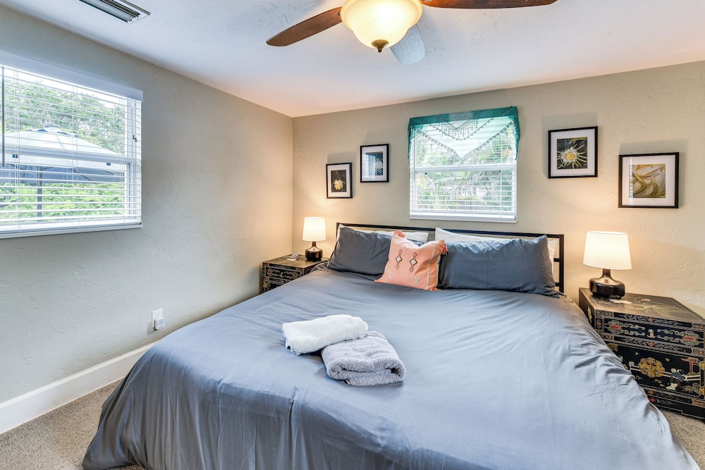 < 3 Mi to Dtwn: Pet-friendly Sarasota Stay w/ Yard