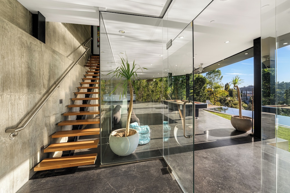 Glass Mansion - Chic Glass Villa in LA Hills With Views, Style & Serenity