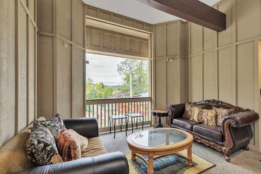 3rd Floor Front Side Corner Penthouse Suite - 304 by Grand Wood Suites