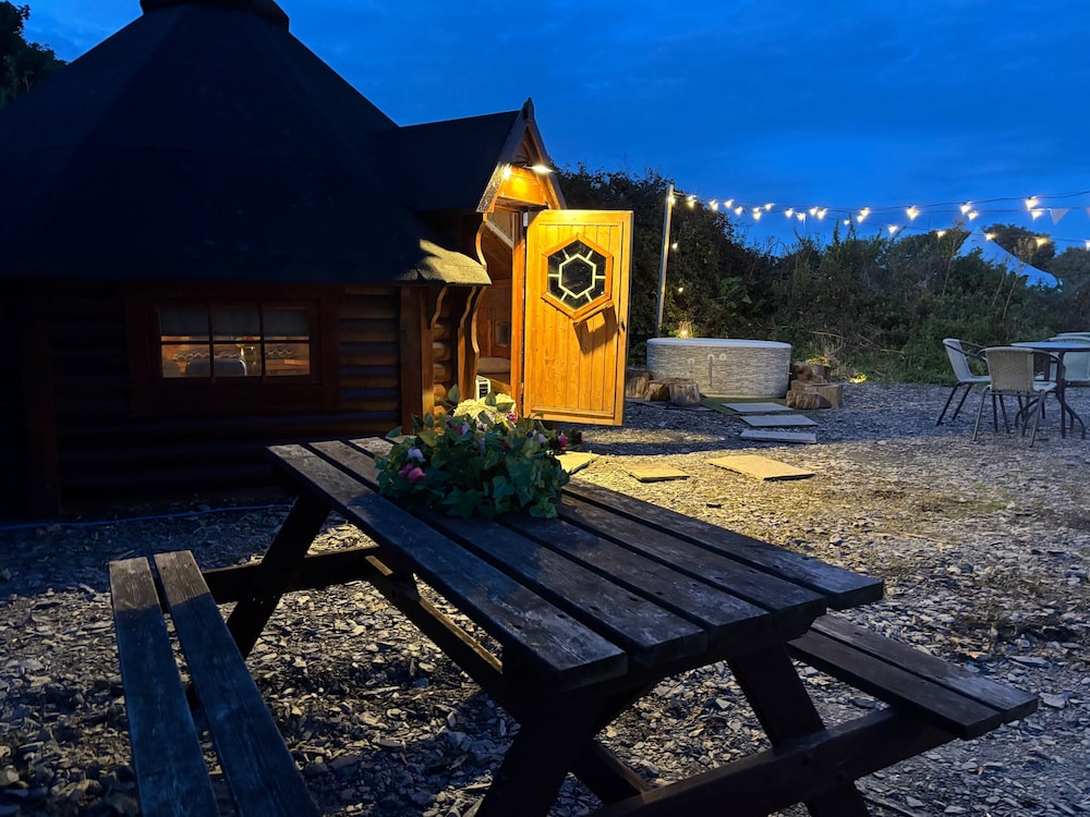 Hobbit Haven Hot Tub and Countryside Bliss