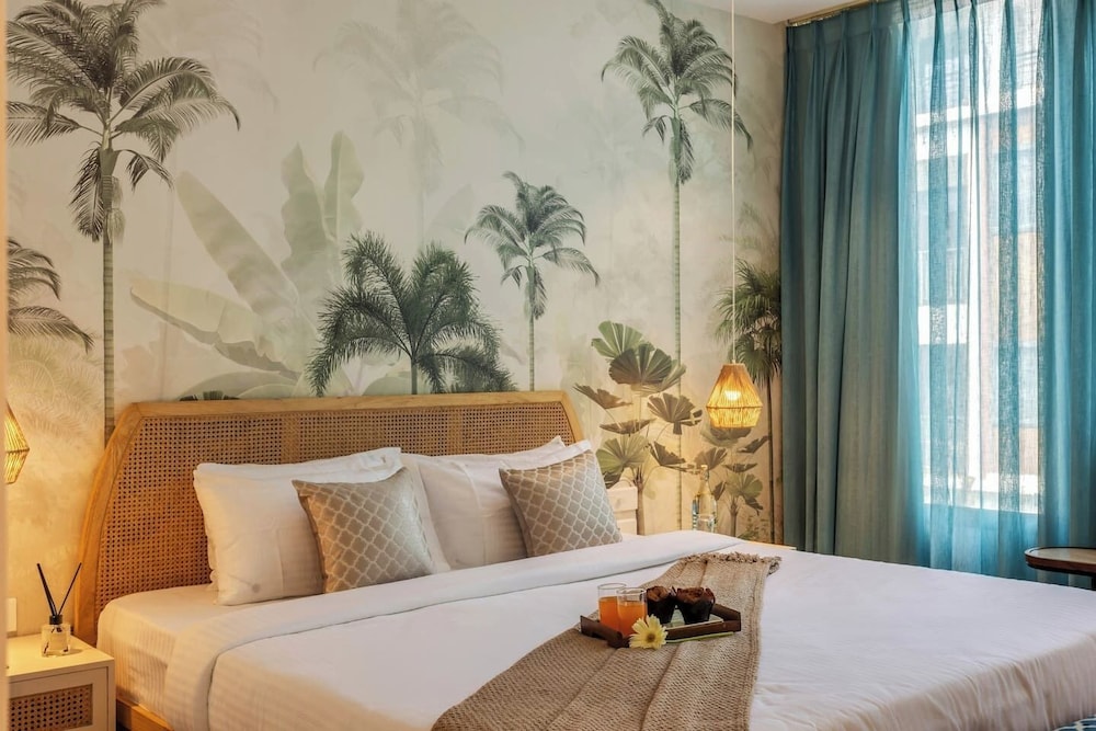Hidden Gem Luxe Suite w Pool View - 1km to Beach
