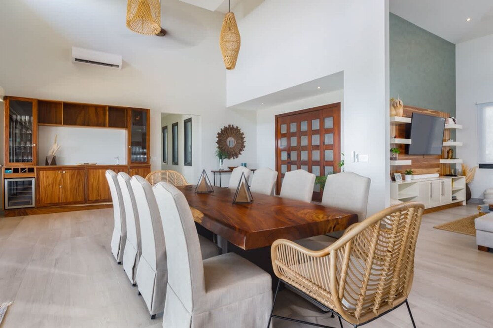 w Breathtaking 9BR Villa in Costa Rica
