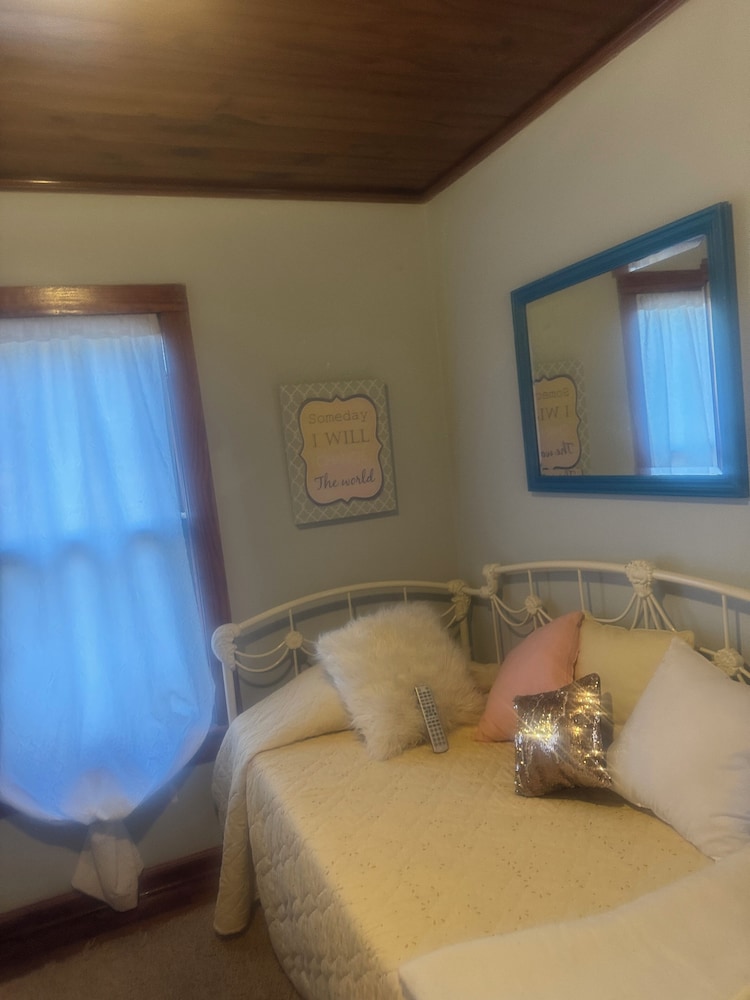Mama Jeans Pillowville Home