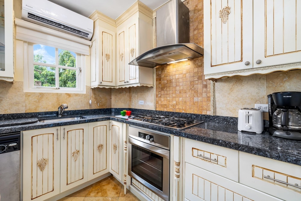 Cozy 1br1ba w Balcony Pool in Great Location