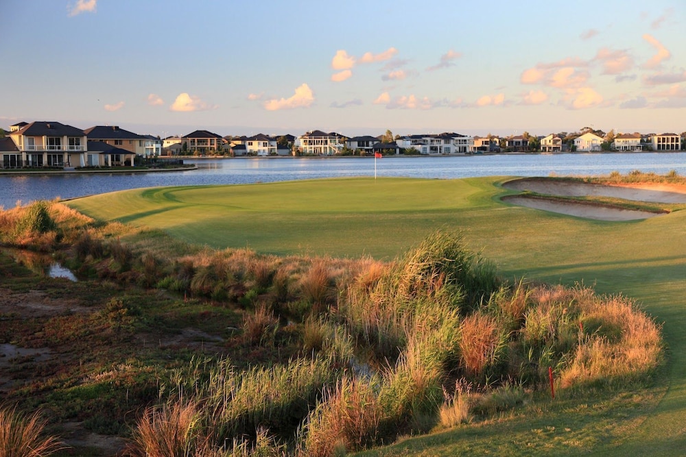golf pool 2B House in point cook VIC