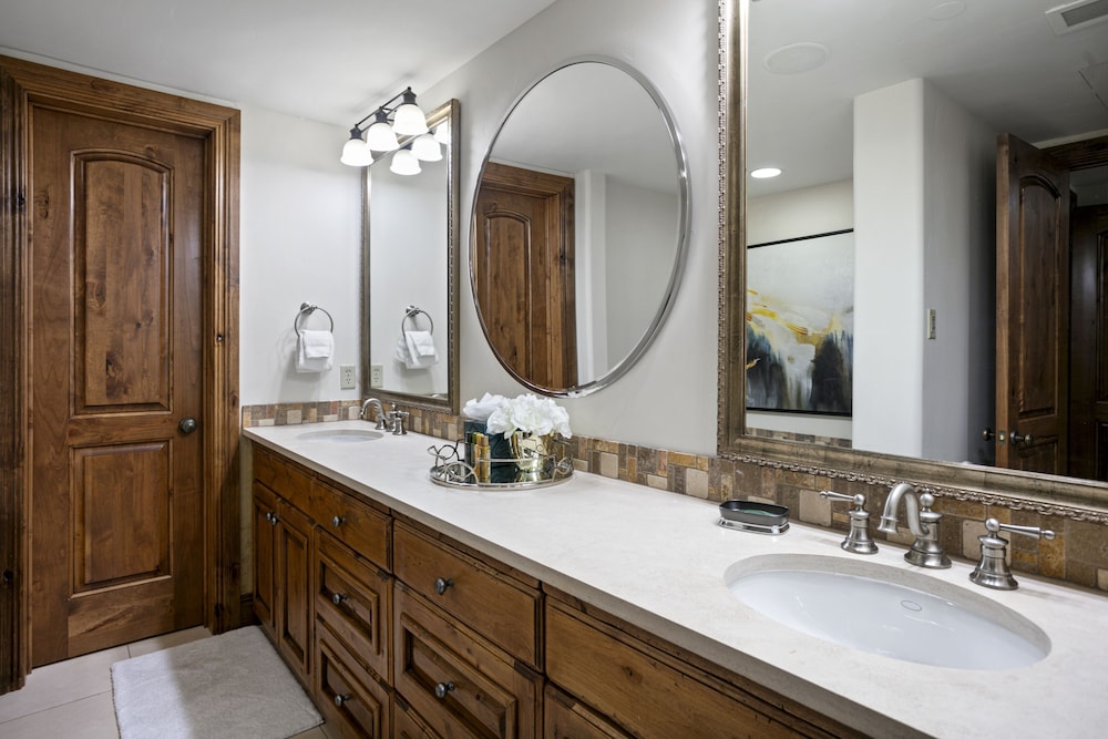 Grand Lodge - Three Bedroom #401 - Ski-in/ski-out 3 Condo