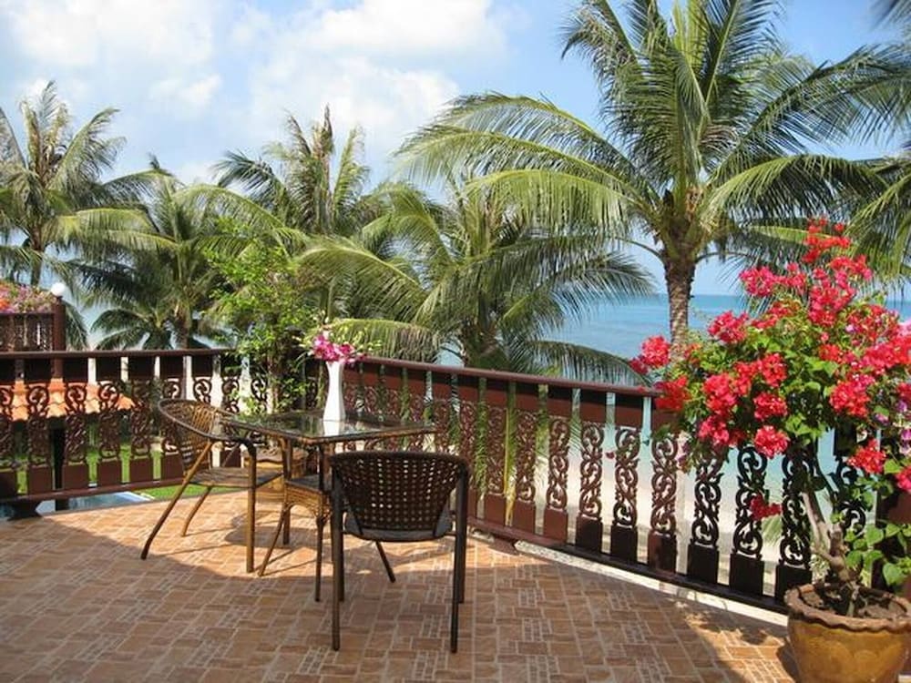 Beachfront Oasis With Private Pool and Jacuzzi on Samui's Bang Por Beach