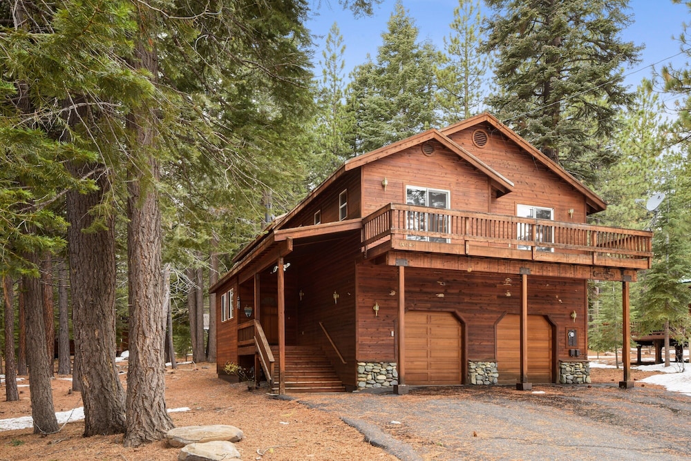 Truckee Pines Retreat Game Room & Forest Views view 4