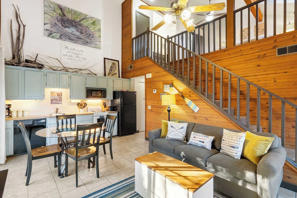 Rustic Shore Cabin Stay for 6