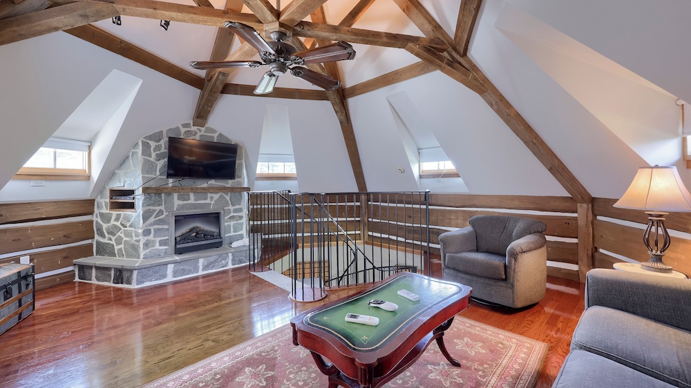 Twin Pine Manor Bed & Breakfast