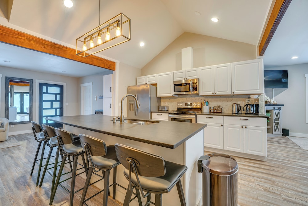 2 Blocks to Downton Chelan: Home w/ Hot Tub!