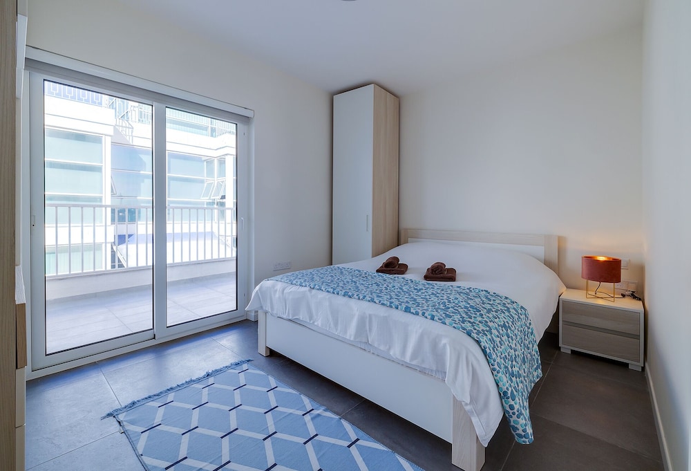 Stunning 3BR Apartment With Marina Views photo 5