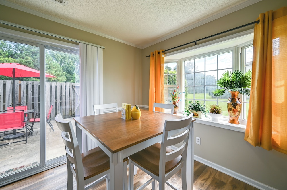 6 Mi to Med District: Greenville Home w/ Yard