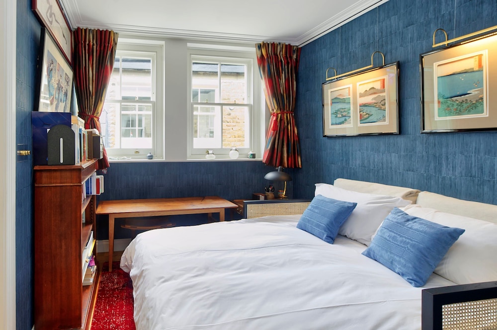 Stunning and Unique 2 Bedroom Apartment in Little Venice West London