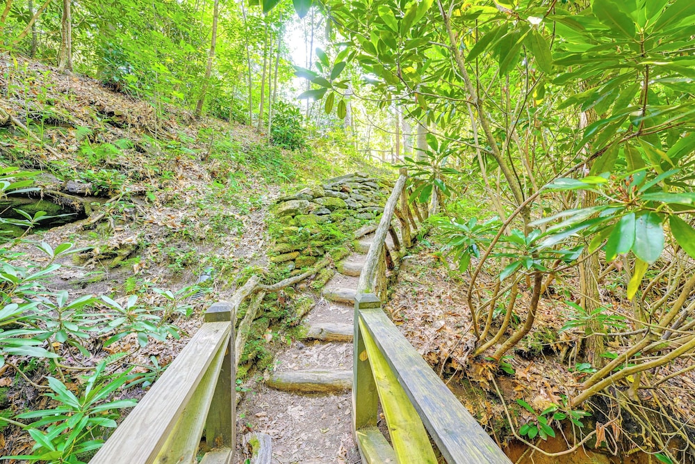 Cashiers Cottage w/ Screened Porch & Trail Access!