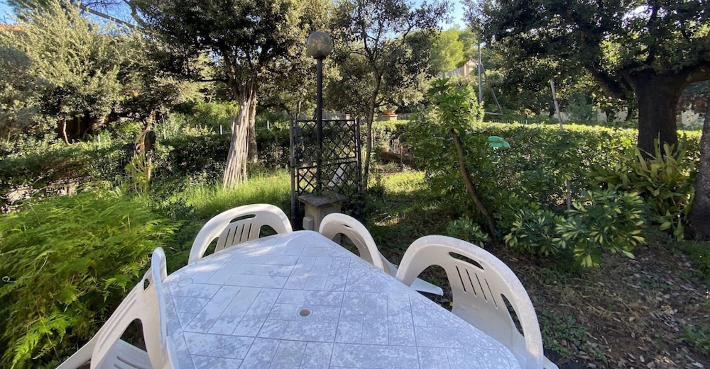 Villa Papini Seafront With 3 Apartments and Garden-rif Papi