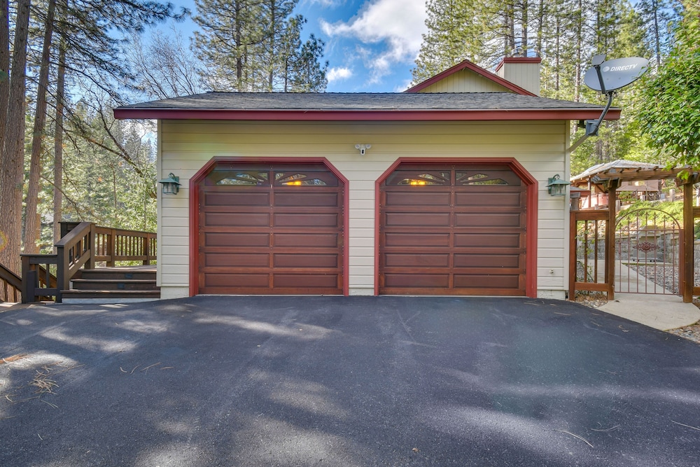 Hot Tub + Pool Table: Cabin Near Calaveras Park!