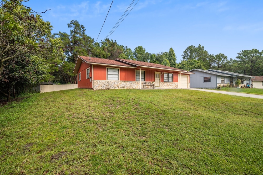 Sunny Retreat - Spacious Yard, Firepit, & Grill 3 Bedroom Home by Redawning view 4