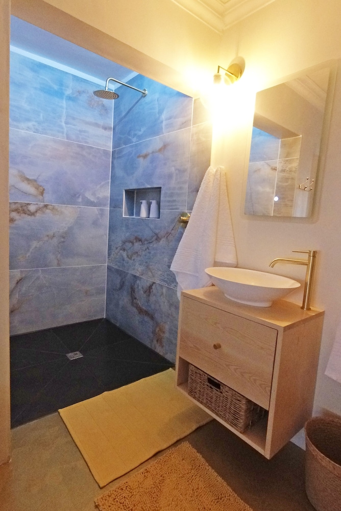 Dolphin Inn Guest House