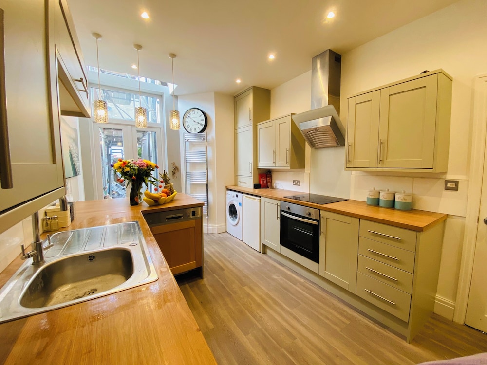 Blackpool - 4 Beds - Sleeps 10 - Pet Friendly