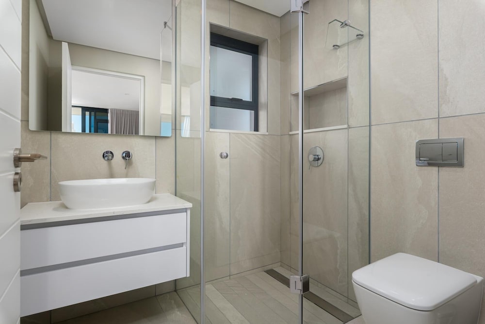 Modern Studio w Views in Cape Town Bantry Condo