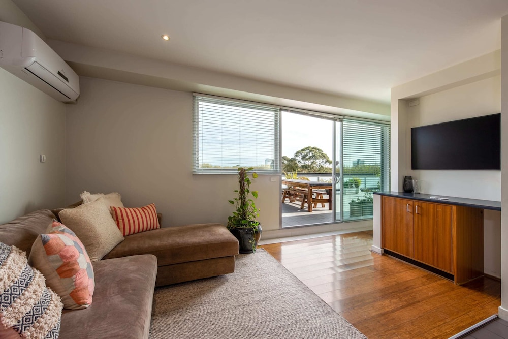 Beautiful 1-bed in St Kilda w/ Parking & Terrace